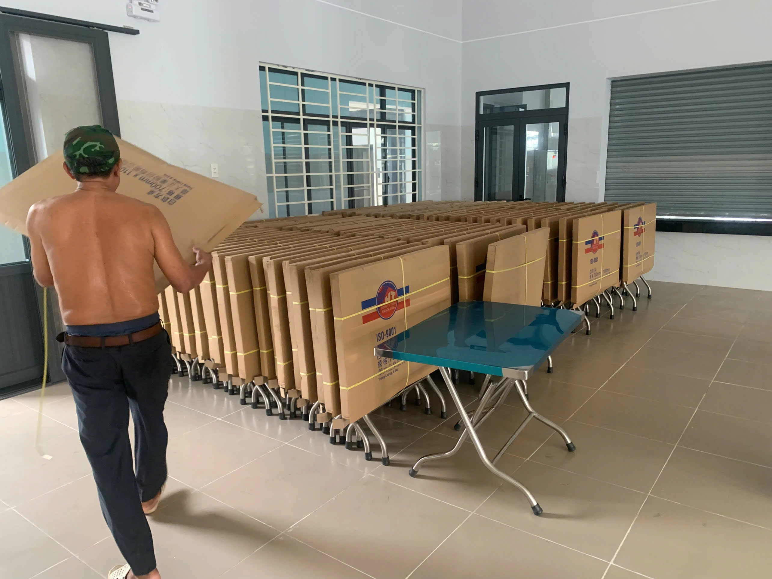 Bàn inox chữ nhật Nha Trang bố trí sát tường và theo dãy