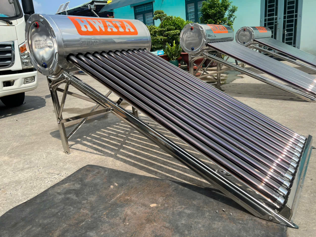 Máy nước nóng năng lượng mặt trời 120L Hwata 12 ống F58