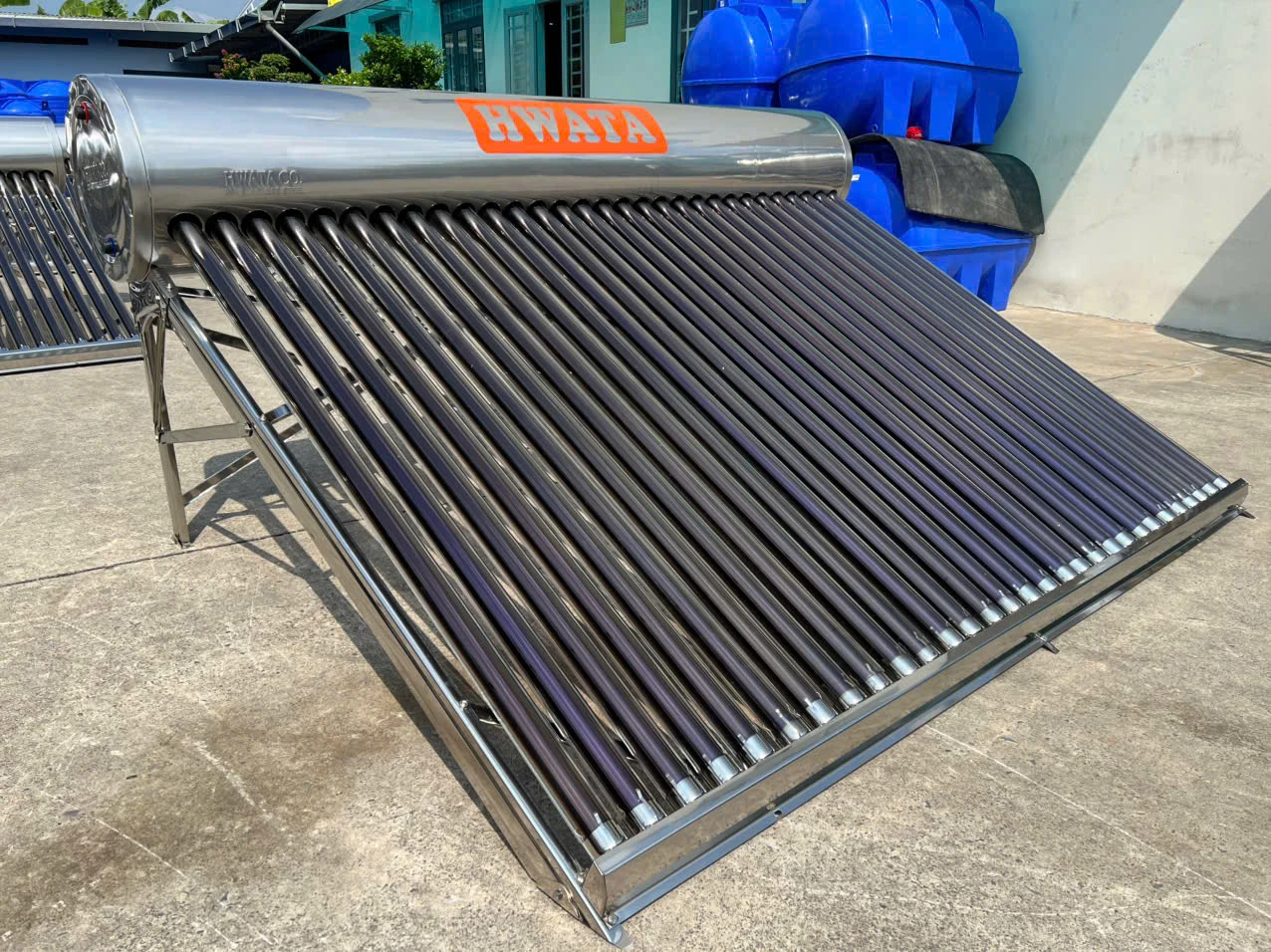 So sánh máy năng lượng mặt trời 240L và 300L Hwata