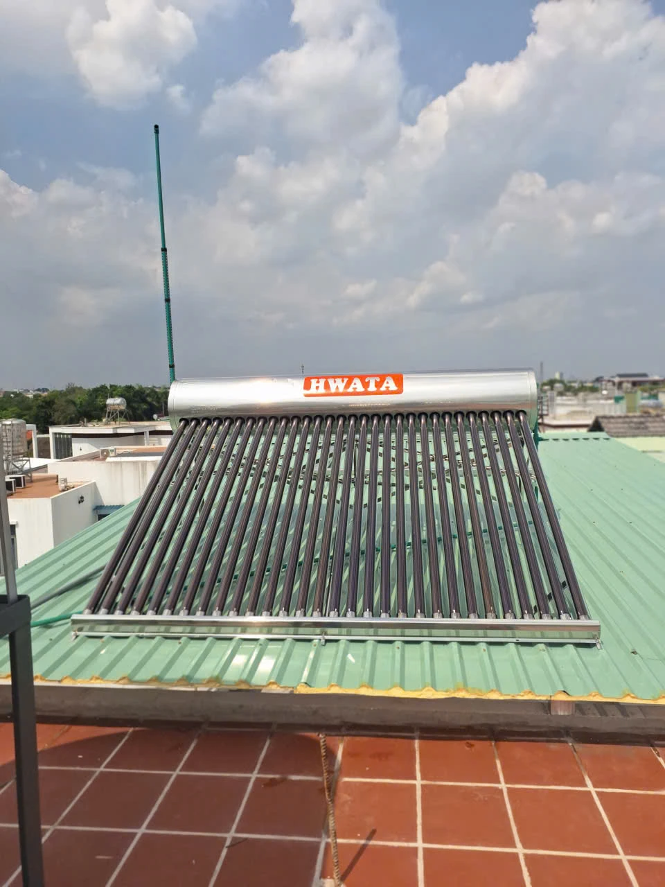 Máy nước nóng năng lượng mặt trời Hwata cho gia đình nhà trọ khách sạn