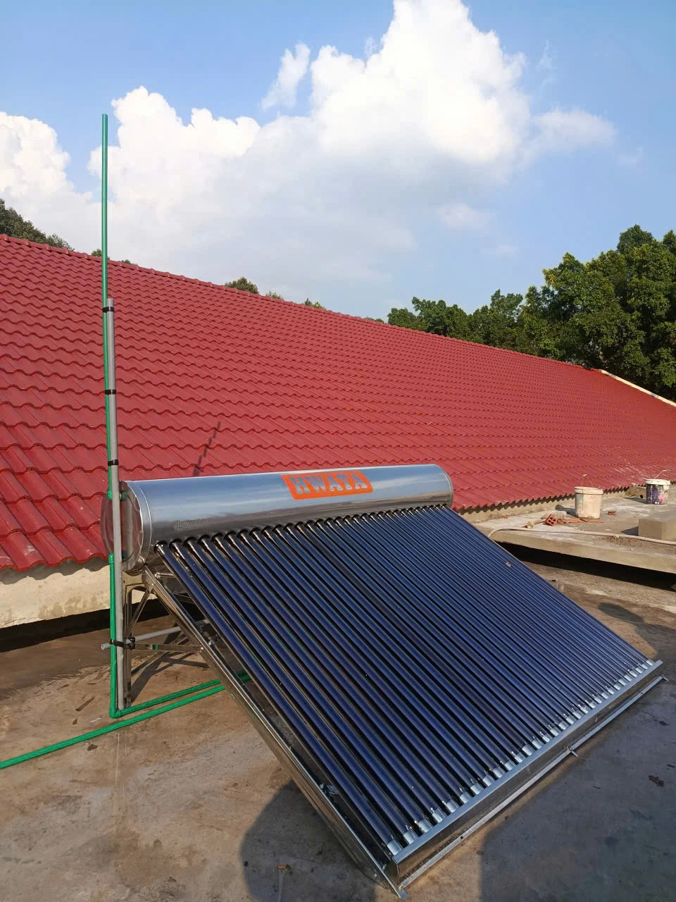 Lắp máy năng lượng mặt trời trên mái bằng