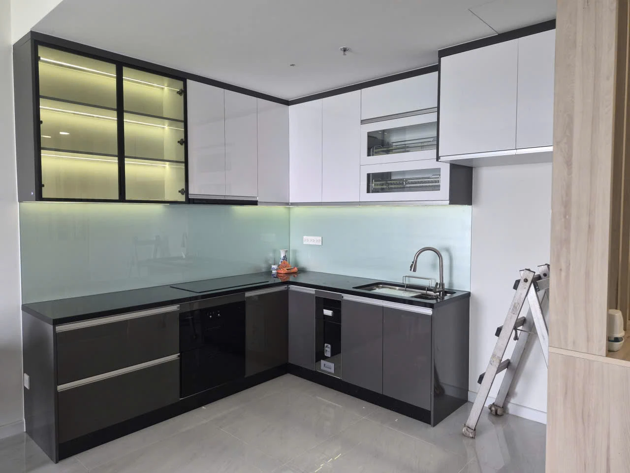 Minh họa so sánh cánh tủ bếp composite Acrylic và cánh kính theo cấu tạo bề mặt