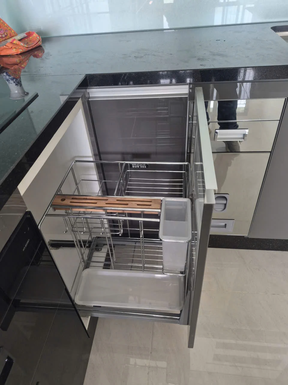Minh họa các vị trí cần kiểm tra trên cánh tủ bếp composite gồm lõi mép và bản lề