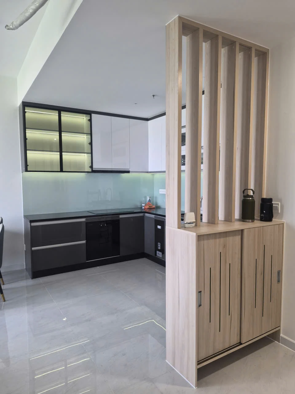 Sơ đồ khái niệm phân biệt khung thùng inox và vật liệu cánh tủ bếp composite