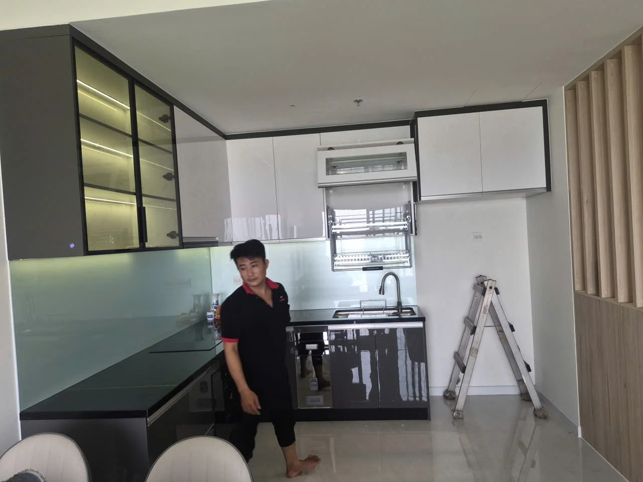Minh họa bố trí tủ bếp inox chữ I và chữ L với các phương án vật liệu cánh