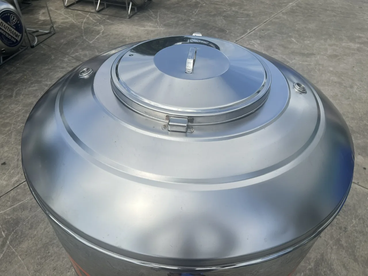 Vận chuyển bồn nước inox Hwata lên mái Hình ảnh vận chuyển bồn nước inox Hwata lên công trình