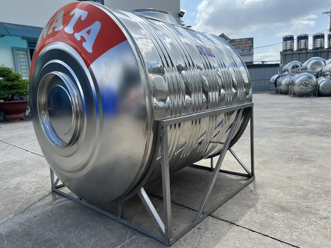 Bồn Nước Inox Hwata 1500L Ngang nhìn từ đầu bồn