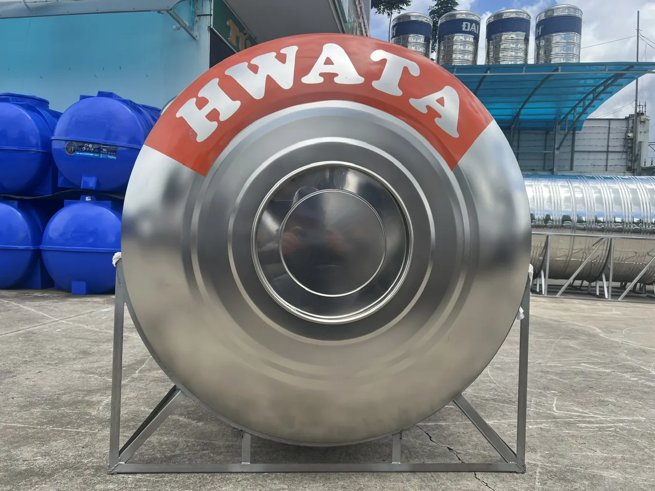 Hình ảnh thực tế bồn Hwata 2000L ngang Bồn nước inox Hwata 2000L ngang H2000N nhìn chính diện